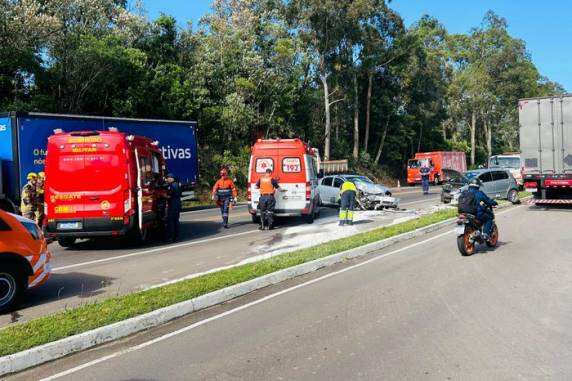 Dois ocupantes de um dos carros ficaram presos nas ferragens e precisaram ser retirados com a ajuda do Corpo de Bombeiros