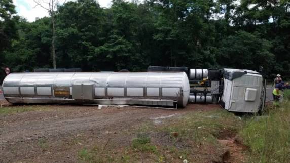 De acordo com o Comando Rodoviário da Brigada Militar (CRBM), motorista tem 51 anos e foi encaminhado a atendimento médico com lesões leves. Acidente aconteceu no trecho entre Farroupilha e São Vendelino