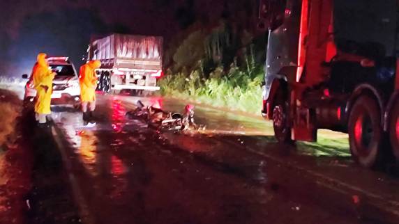 O jovem colidiu na traseira de um trator, indo a óbito no local