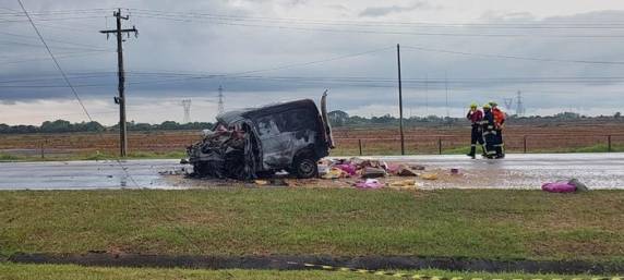 Um dos veículos envolvidos pegou fogo com a batida; trânsito está bloqueado no local do acidente