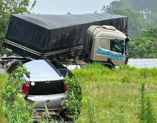 O acidente envolveu um carro e uma carreta