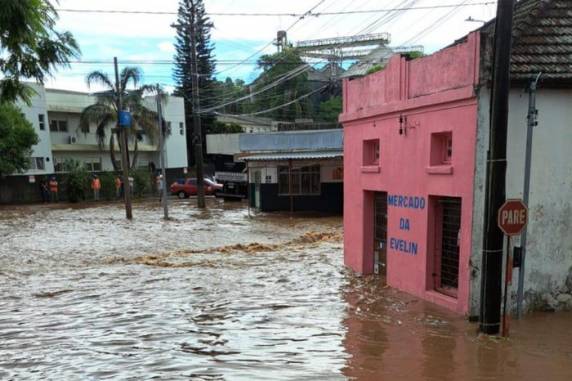 Arroio transbordou na cidade da Região Central. Nas Missões, casas, empresas e escolas perderam parte da cobertura em razão da ventania