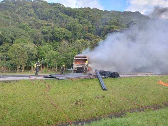 Veículo carregado com barras de ferro tinha como destino a cidade de Bento Gonçalves, na Serra. Ninguém ficou ferido