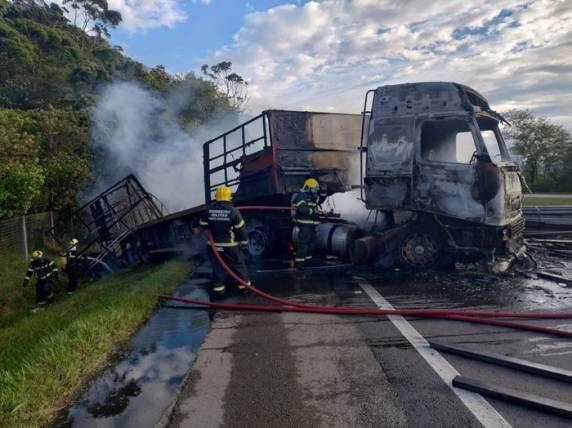 Veículo carregado com barras de ferro tinha como destino a cidade de Bento Gonçalves, na Serra. Ninguém ficou ferido