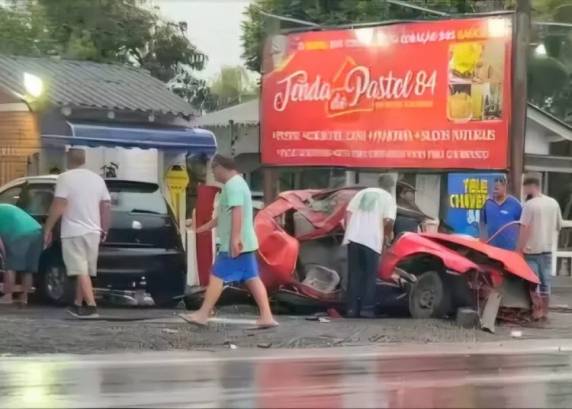 Caso foi registrado no fim da tarde desta quinta-feira; colisão envolveu caminhão e dois carros