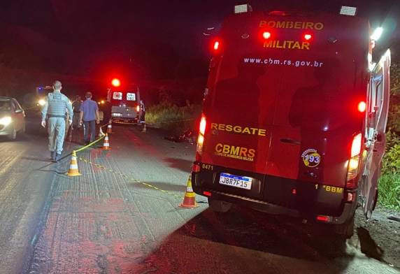 A mulher era condutora de uma moto que colidiu com uma caminhonete