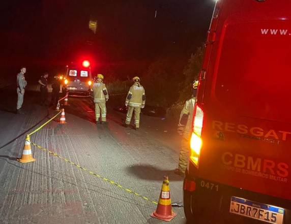 A mulher era condutora de uma moto que colidiu com uma caminhonete