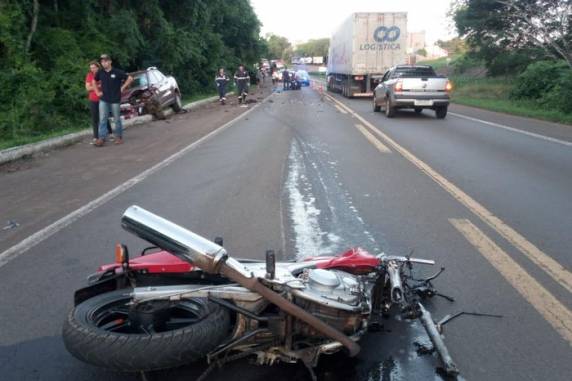 Casal tinha 21 e 18 anos, e estava em uma motocicleta que bateu de frente com uma caminhonete