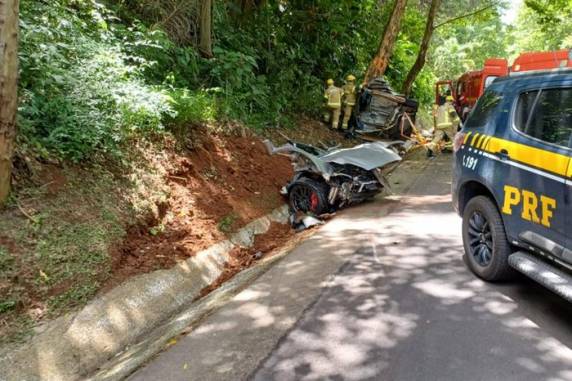 Homem morre e mulher fica ferida após carro bater em árvore na BR-116, em Dois Irmãos