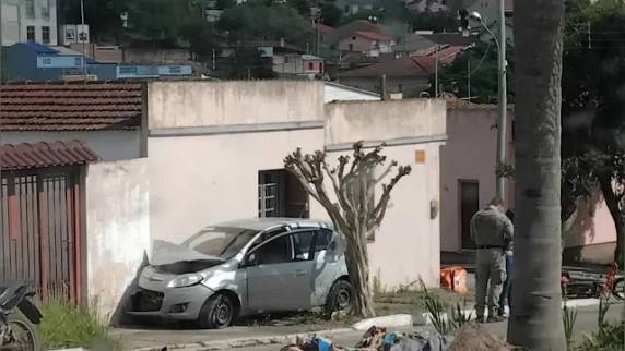 O acidente vítimou o condutor de uma motocicleta envolvida no acidente com um automóvel