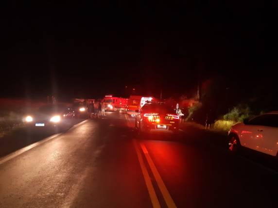 Um casal e duas crianças estavam no veículo que saiu da pista de rodagem