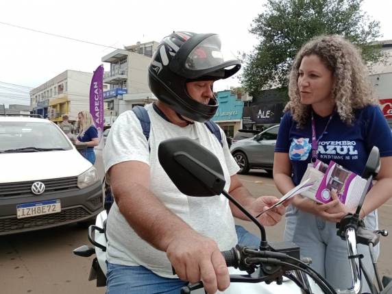 A ação aconteceu no centro de Santa Rosa, onde a equipe da Associação distribuiu materiais informativos, incluindo jornal e flyer, abordando a prevenção, sintomas e importância dos exames preventivos.