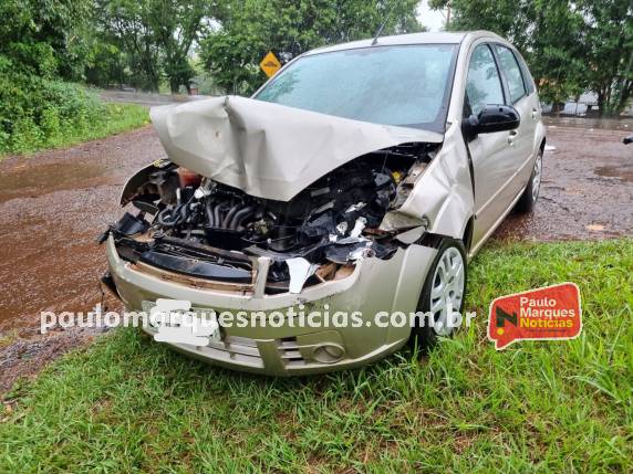 Veículos foram envolvidos no acidente na altura do bairro Carolina