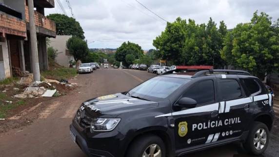 Foram apreendidos na operação cinco veículos, entre eles uma BMW.