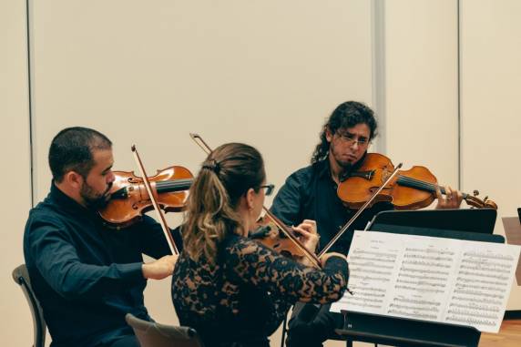 A apresentação, com duas sessões, contará com solos dos cantores Felipe Assis Brasil e Giulia Nadruz, além de medleys de musicais icônicos