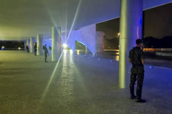 O Batalhão de Operações Especiais da Polícia Militar, por sua vez, faz uma varredura mais ampla em todo o perímetro da Praça dos Três Poderes