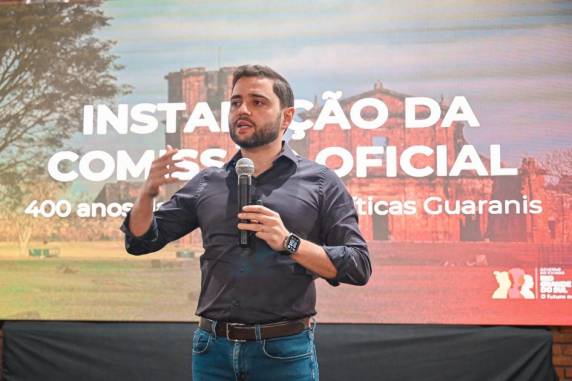 Gabriel Souza apresentou investimentos do governo na região e sancionou lei que institui Cruz Missioneira como símbolo oficial