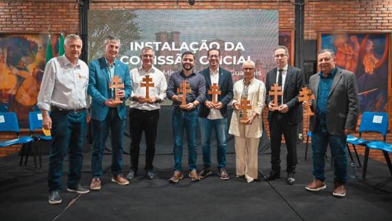 Gabriel Souza apresentou investimentos do governo na região e sancionou lei que institui Cruz Missioneira como símbolo oficial