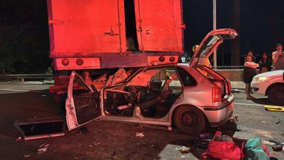 Colisão entre carro e caminhão ocorreu no km 88 por volta das 23h30min de quinta-feira (14)