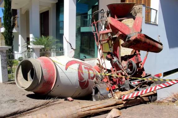 Motorista conduzia betoneira carregada de concreto. Veículo se chocou contra parede de casa e destruiu entrada da residência.