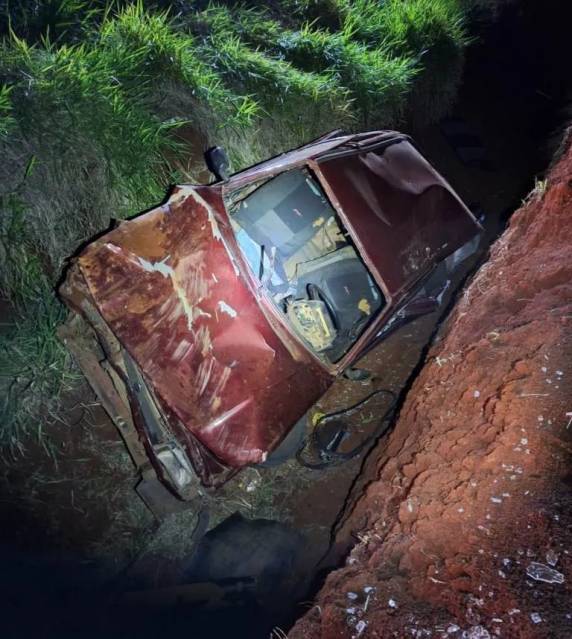 Motorista do carro não foi encontrado e condutor do outro veículo envolvido foi preso por embriaguez.