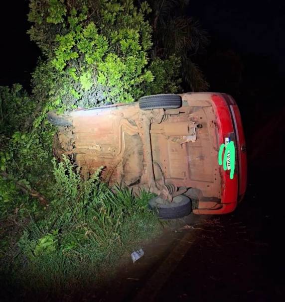 Motorista do carro não foi encontrado e condutor do outro veículo envolvido foi preso por embriaguez.