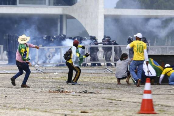 Duas pessoais já foram detidas. Investigações da Polícia Federal apontam que acusados de envolvimento nos atos antidemocráticos entraram no país vizinho em busca de refúgio