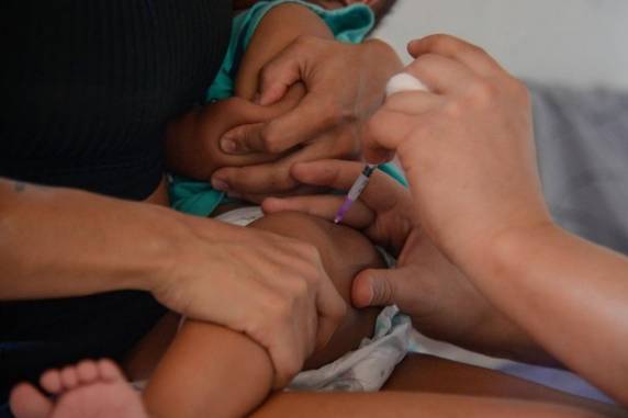 Queda na vacinação contra a doença e avanços em testes de diagnóstico são apontados como fatores que explicam o aumento