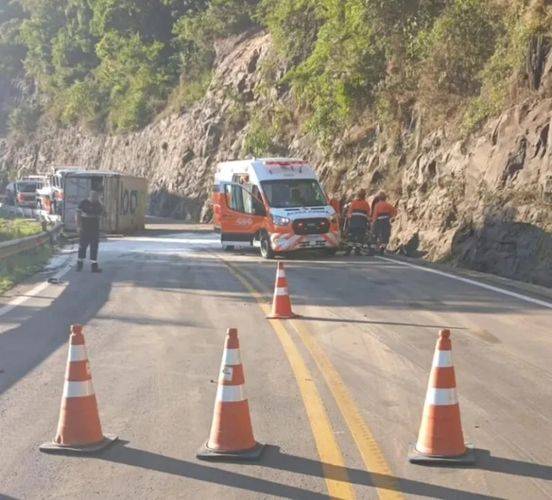 O motorista, cuja identidade ainda não foi confirmada, ficou preso às ferragens e veio a óbito no local