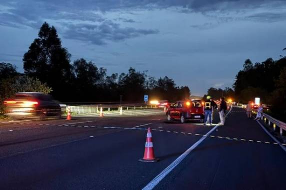 Buraco com cerca de um metro de diâmetro se abriu entre os km 46 e 47, em Glorinha, fazendo com que o tráfego ficasse em uma pista por cerca de três horas