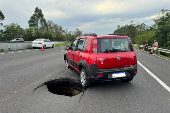 Buraco com cerca de um metro de diâmetro se abriu entre os km 46 e 47, em Glorinha, fazendo com que o tráfego ficasse em uma pista por cerca de três horas