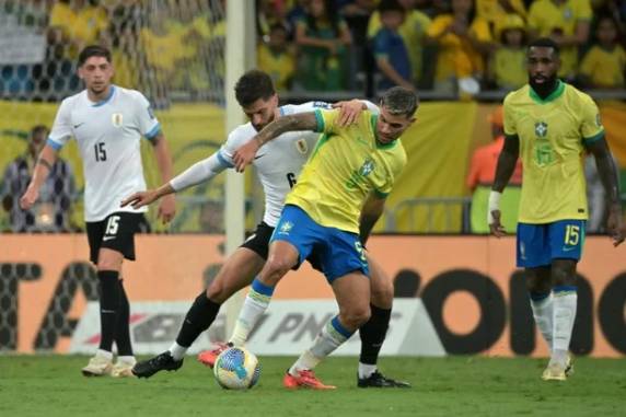 Celeste saiu na frente com gol de Valverde já no segundo tempo, mas Gerson igualou o placar minutos depois. Próxima partida da Seleção na competição sul-americana será em março