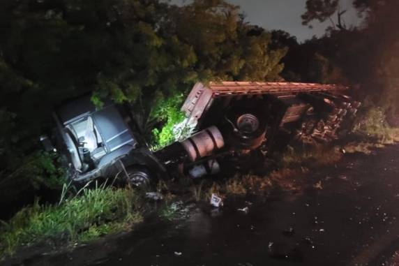 Acidente foi registrado na noite desta terça-feira, no km 405 da rodovia