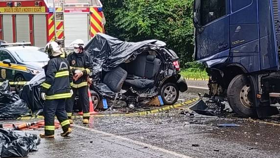 Colisão envolveu um automóvel e uma carreta nas proximidades da PRF, em Concórdia.