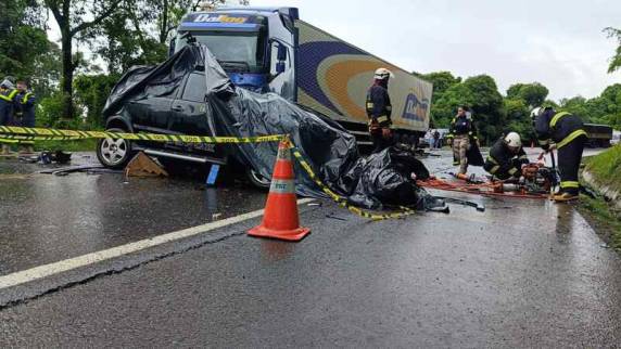 Colisão envolveu um automóvel e uma carreta nas proximidades da PRF, em Concórdia.