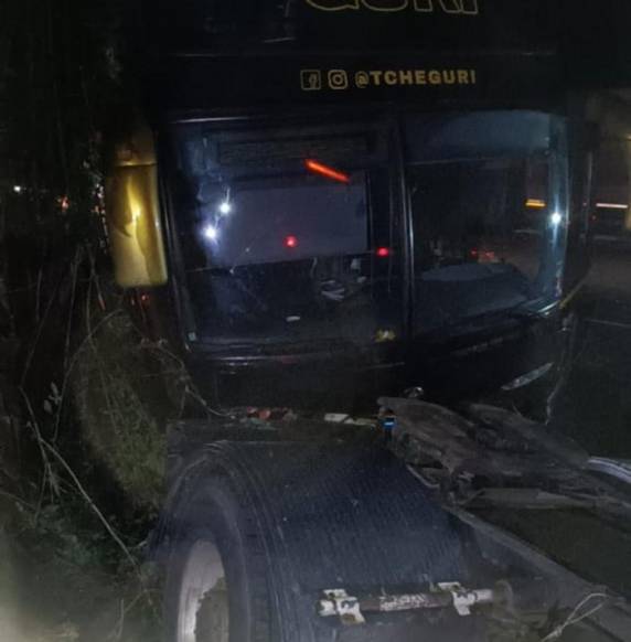 Veículo estava em pane e era transportado por caminhão-guincho, que saiu da pista
