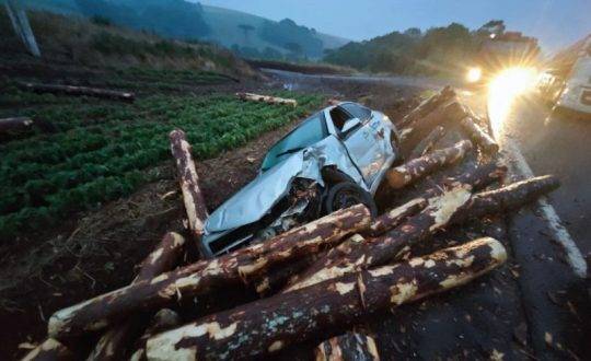 Acidente envolveu três veículos; motorista teve ferimentos graves