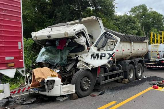 Colisão envolveu três veículos no quilômetro 108 da rodovia estadual