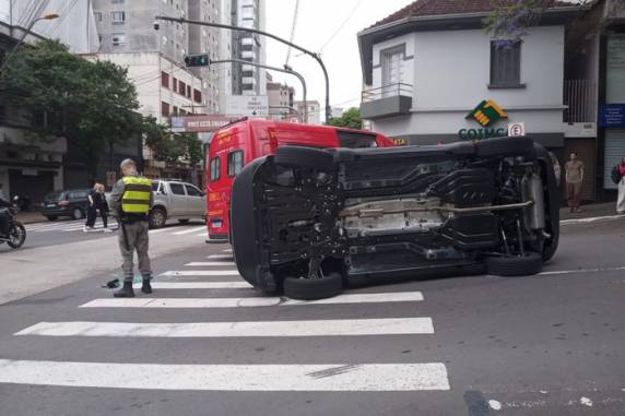 Ocupantes de ambos os veículos envolvidos na colisão tiveram ferimentos leves