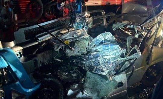 A colisão ocorreu no Km 259 e envolveu um Corsa, com placas de Ponte Alta, e um caminhão Iveco