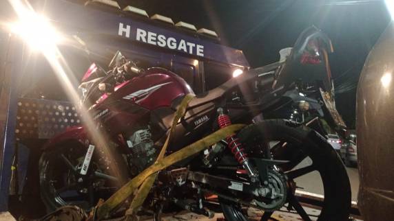 O acidente ocorreu no Centro da cidade na noite desta sexta-feira