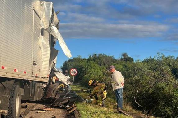 Colisão envolveu dois caminhões e veículo da Polícia Rodoviária Federal na tarde de sexta-feira em trecho de Candiota