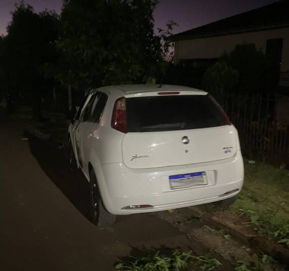 Veículo teve a parte frontal bastante danificada