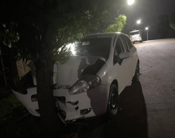 Veículo teve a parte frontal bastante danificada