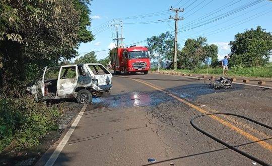 Batida frontal entre carro e moto resulta em tragédia na tarde de sábado