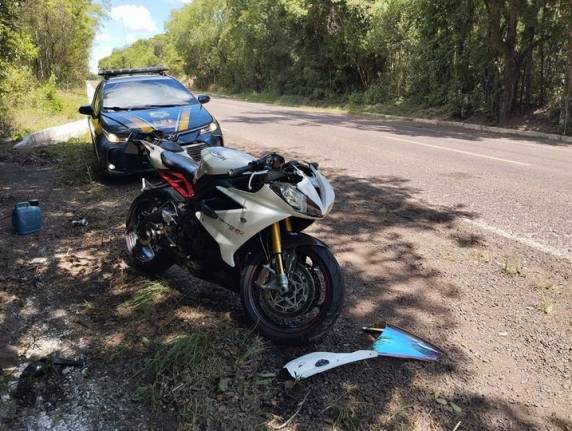 Os ocupantes sofreram lesões graves e foram conduzidos ao hospital pela ambulância do município de Unistalda.