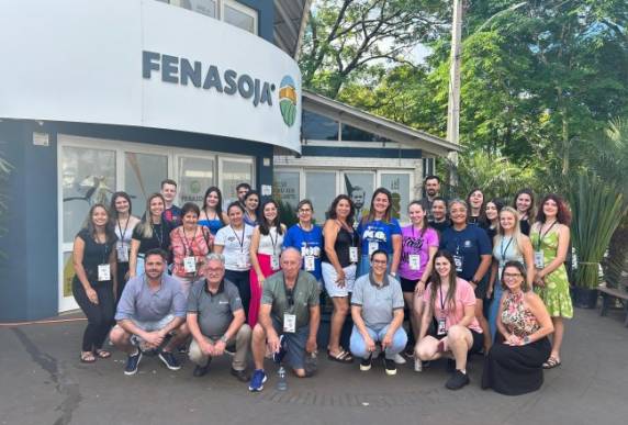 Mãe e filho e um casal de idosos integram a equipe