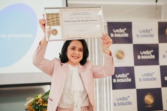 S. Aprovada por unanimidade pelos deputados, a homenagem teve como proponente o deputado estadual Aloísio Classmann.
