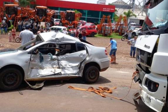 A colisão ocorreu por volta das 11h, envolvendo um caminhão e um Volkswagen Polo.