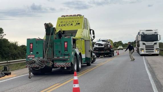 Vítima dirigia Fiat Strada que teria invadido a pista contrária e colidido com veículo carregado de soja, segundo a PR